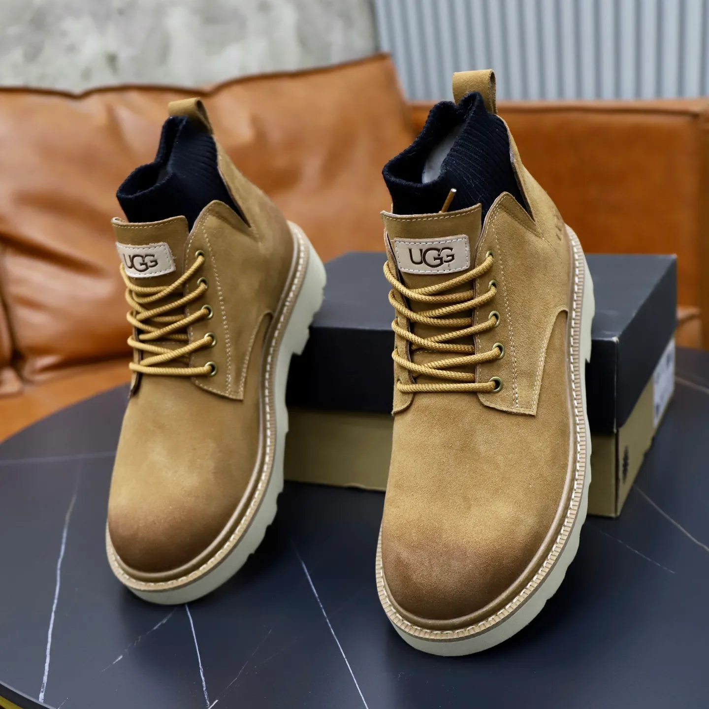 Ex-factory price: 640💰Thick wool imported from Australia Brand: UGG genuine purchase Size: 39-44 Grade: Official website 1:1 Material: First layer of genuine leather waterproof and antifreeze upper Real wool lining Original non-slip soft wear-resistant outsole Style category: Men's casual shoes Trendy style Comfortable on the feet Color: Official website color synchronization